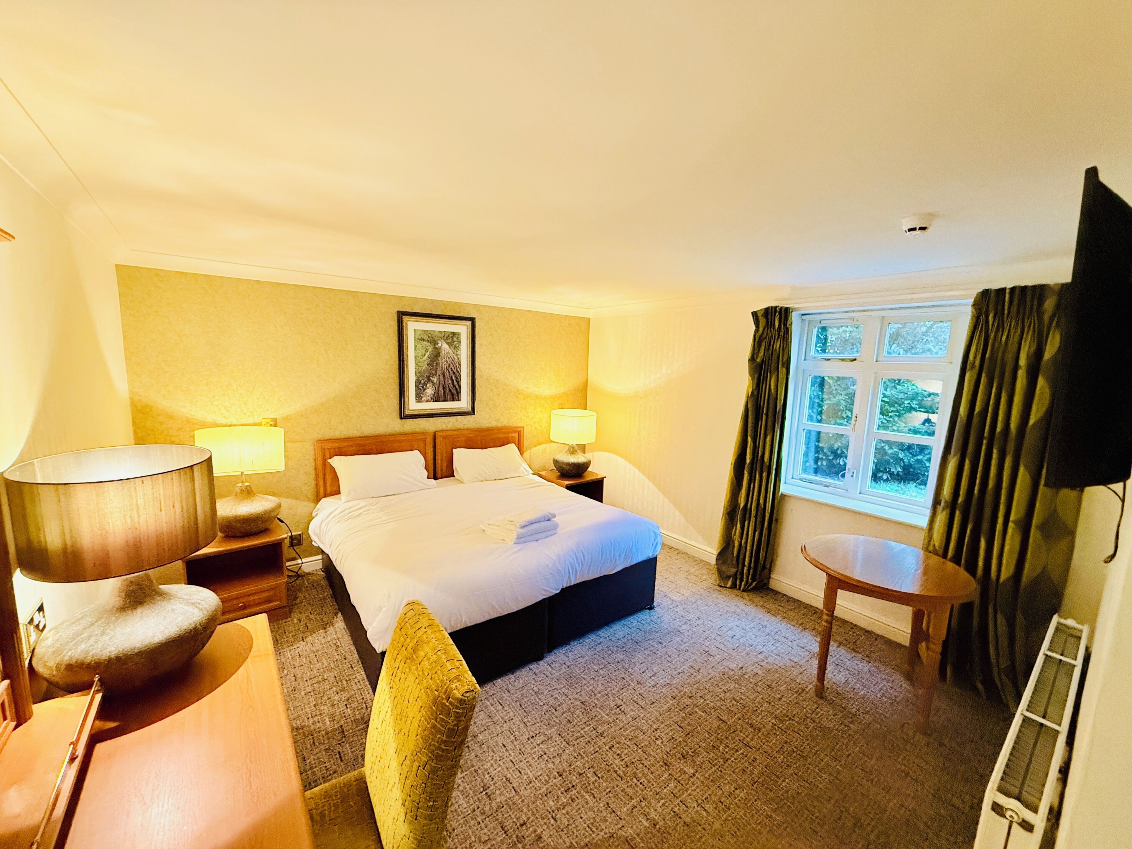 In-room safe, desk, iron/ironing board, bed sheets