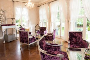 Área de estar no saguão