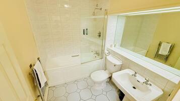 Habitación Deluxe con 2 camas individuales | Baño | Regadera, amenidades de baño gratuitas, secadora de cabello, toallas