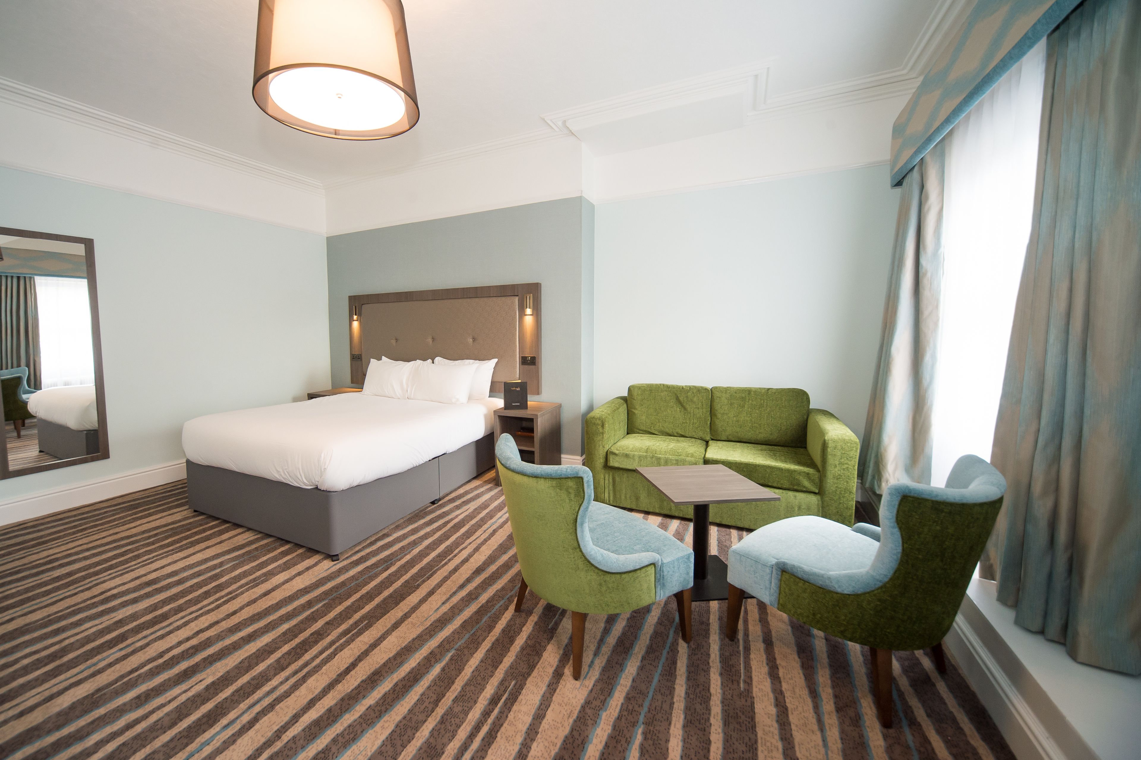 Zimmersafe, Schreibtisch, Bügeleisen/Bügelbrett, kostenlose Babybetten