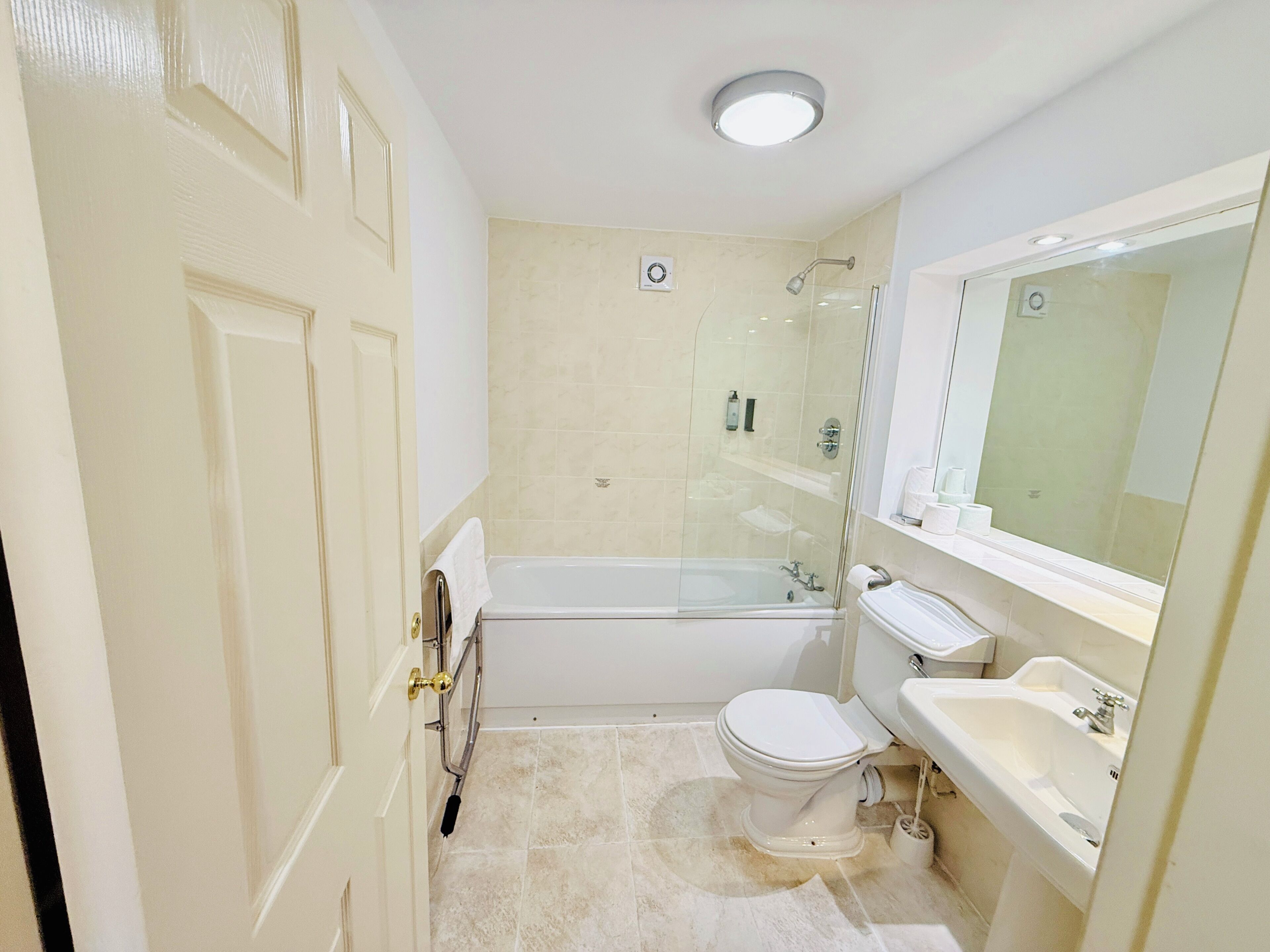 Junior Suite | Bathroom | Shower, free toiletries, hair dryer, towels