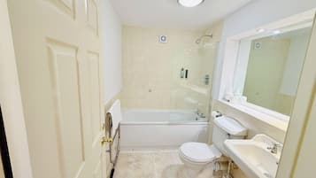 Junior Suite | Bathroom | Shower, free toiletries, hair dryer, towels