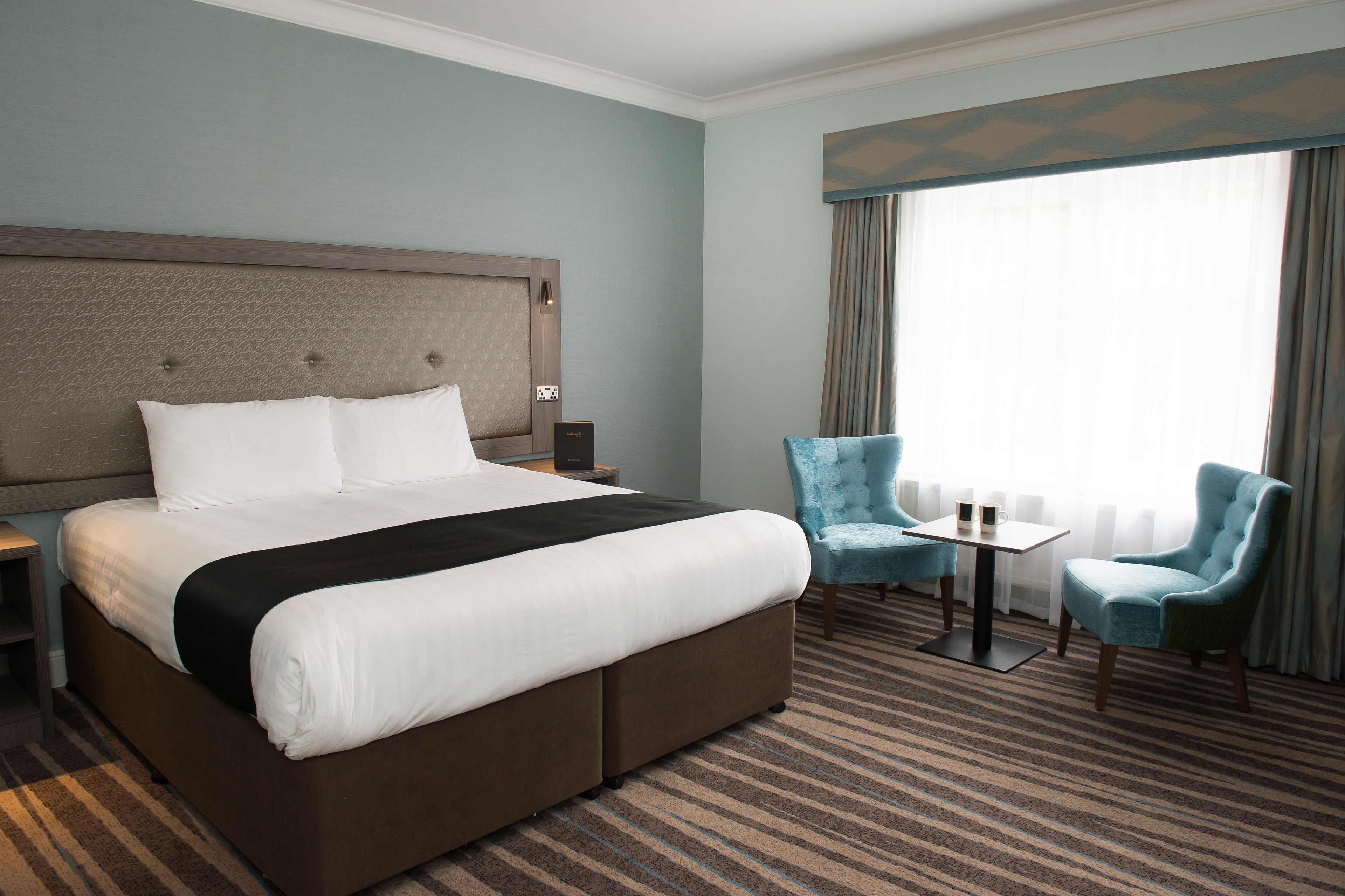 Zimmersafe, Schreibtisch, Bügeleisen/Bügelbrett, kostenlose Babybetten