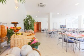 Daily buffet breakfast (EUR 9.50 per person) - Inter-hotel Sea Side Park (Villeneuve-Loubet)