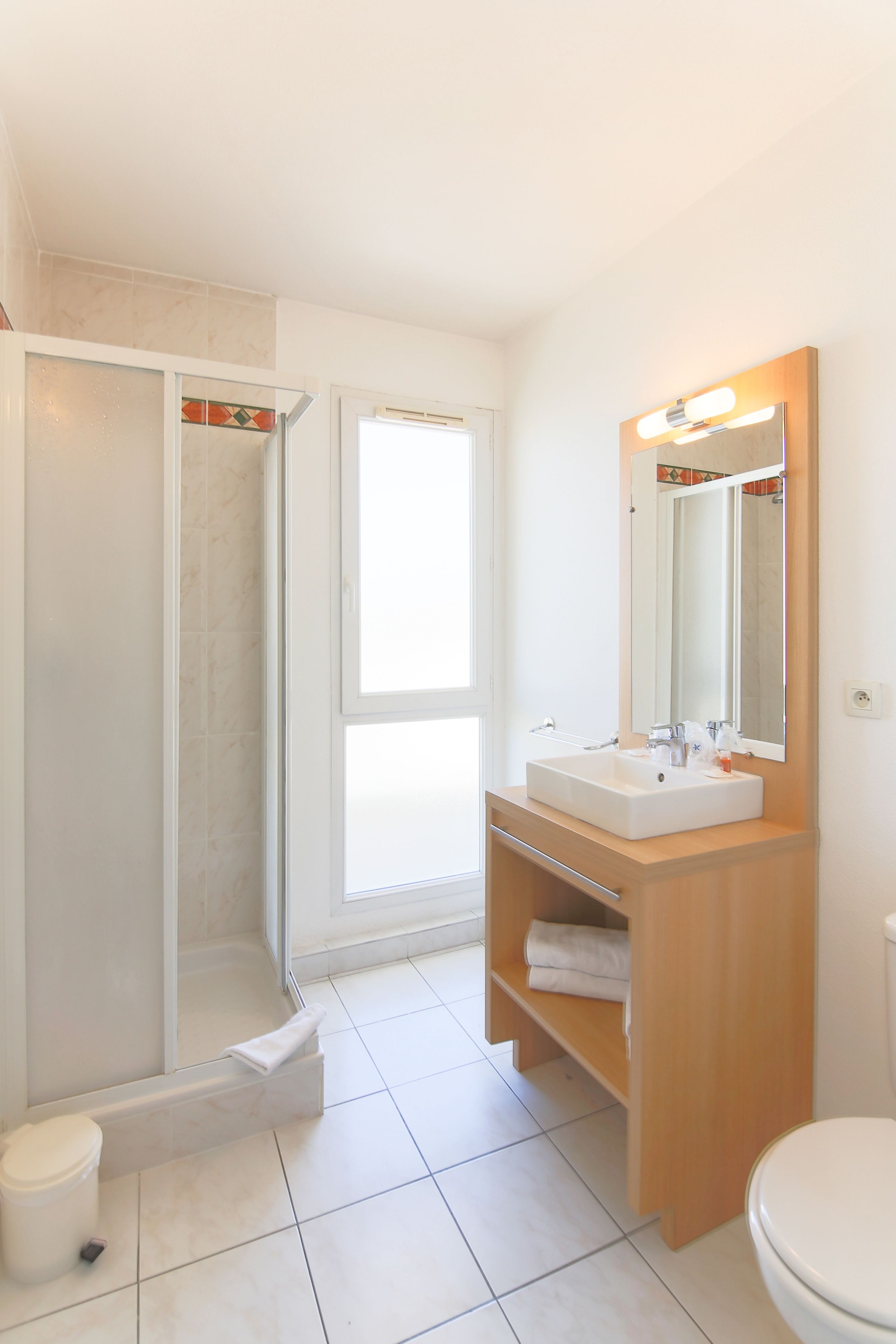 Standard Apartment, 1 Bedroom (4 pers) | Bathroom | Shower, hair dryer, towels