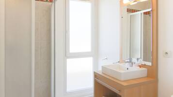 Standard Apartment, 1 Bedroom (4 pers) | Bathroom | Shower, hair dryer, towels
