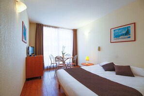 Comfort Studio | Blackout drapes, iron/ironing board, cribs/infant beds, free WiFi