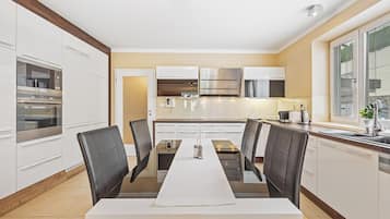 Deluxe Apartment | Hypo-allergenic bedding, minibar, in-room safe, desk