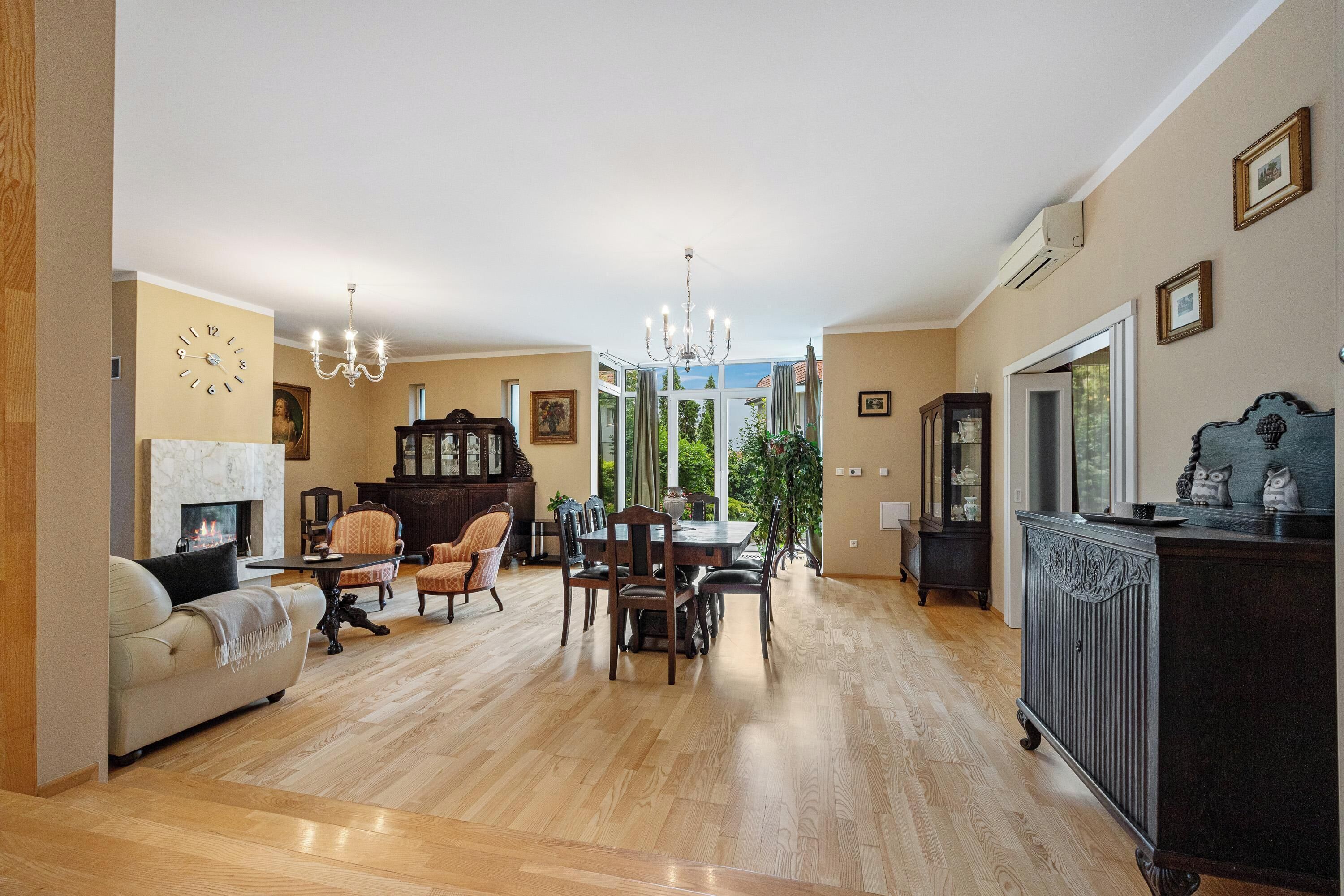 Deluxe-Apartment | Allergikerbettwaren, Minibar, Zimmersafe, Schreibtisch