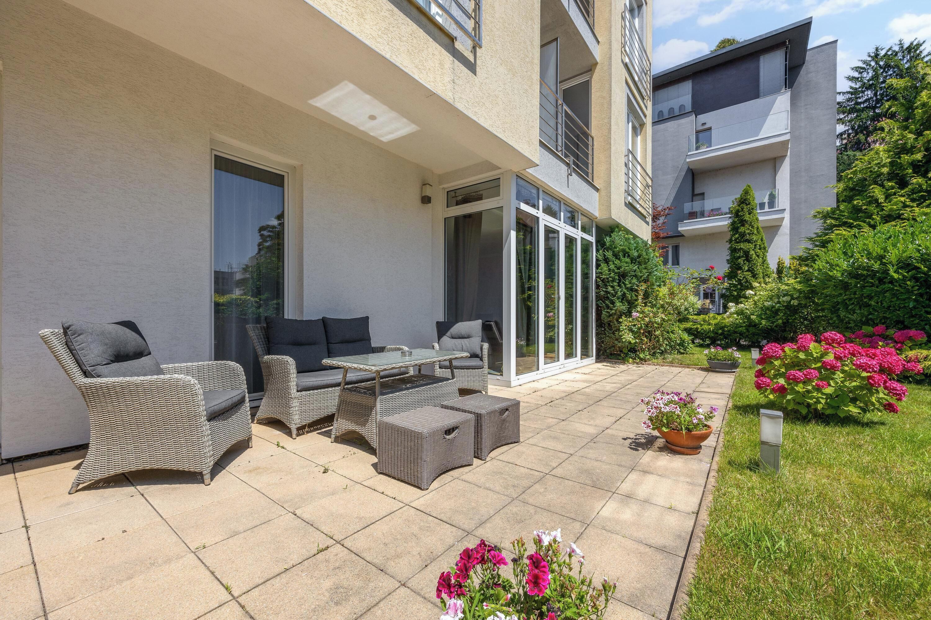 Deluxe-Apartment | Allergikerbettwaren, Minibar, Zimmersafe, Schreibtisch