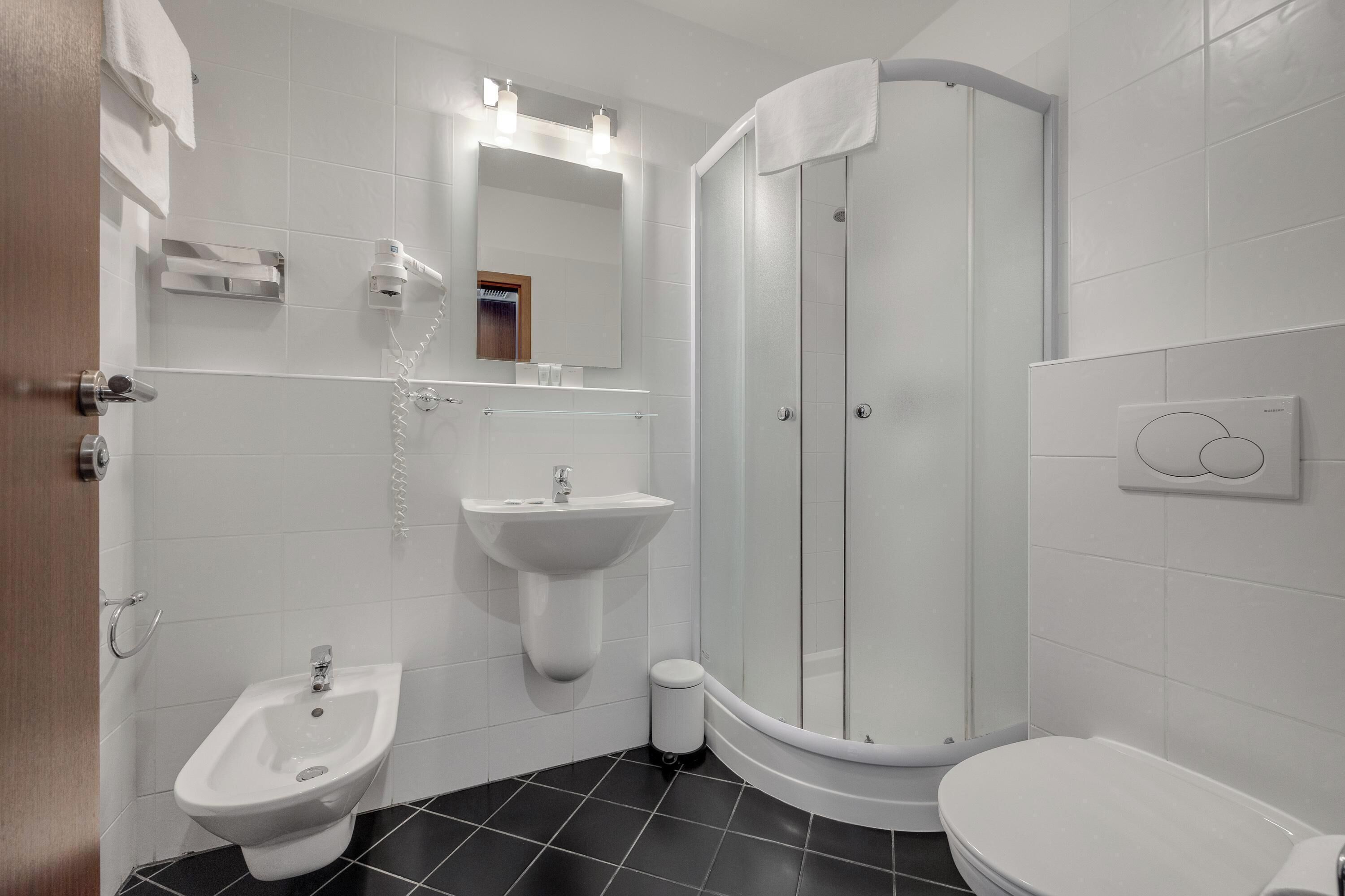 Doppel- oder Zweibettzimmer | Badezimmer | Kostenlose Toilettenartikel, Haartrockner, Handtücher