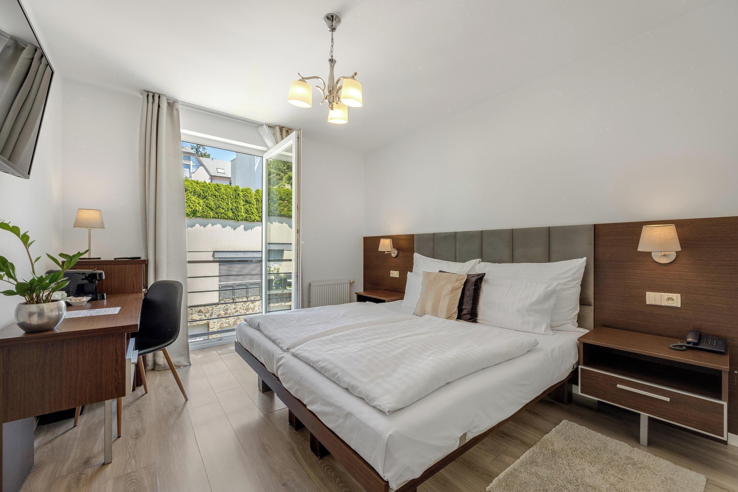 Doppel- oder Zweibettzimmer | Allergikerbettwaren, Minibar, Zimmersafe, Schreibtisch