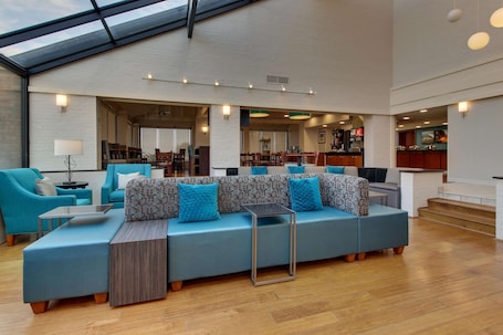 Lobby. Pear Tree Inn St. Louis Airport