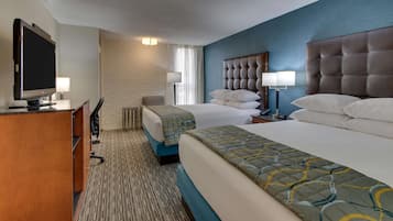 Habitación Deluxe, 2 camas de matrimonio, frigorífico y microondas | Escritorio, cortinas opacas, tabla de planchar con plancha