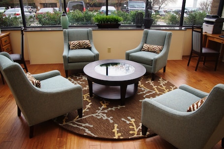 Lobby sitting area. Pear Tree Inn St. Louis Airport
