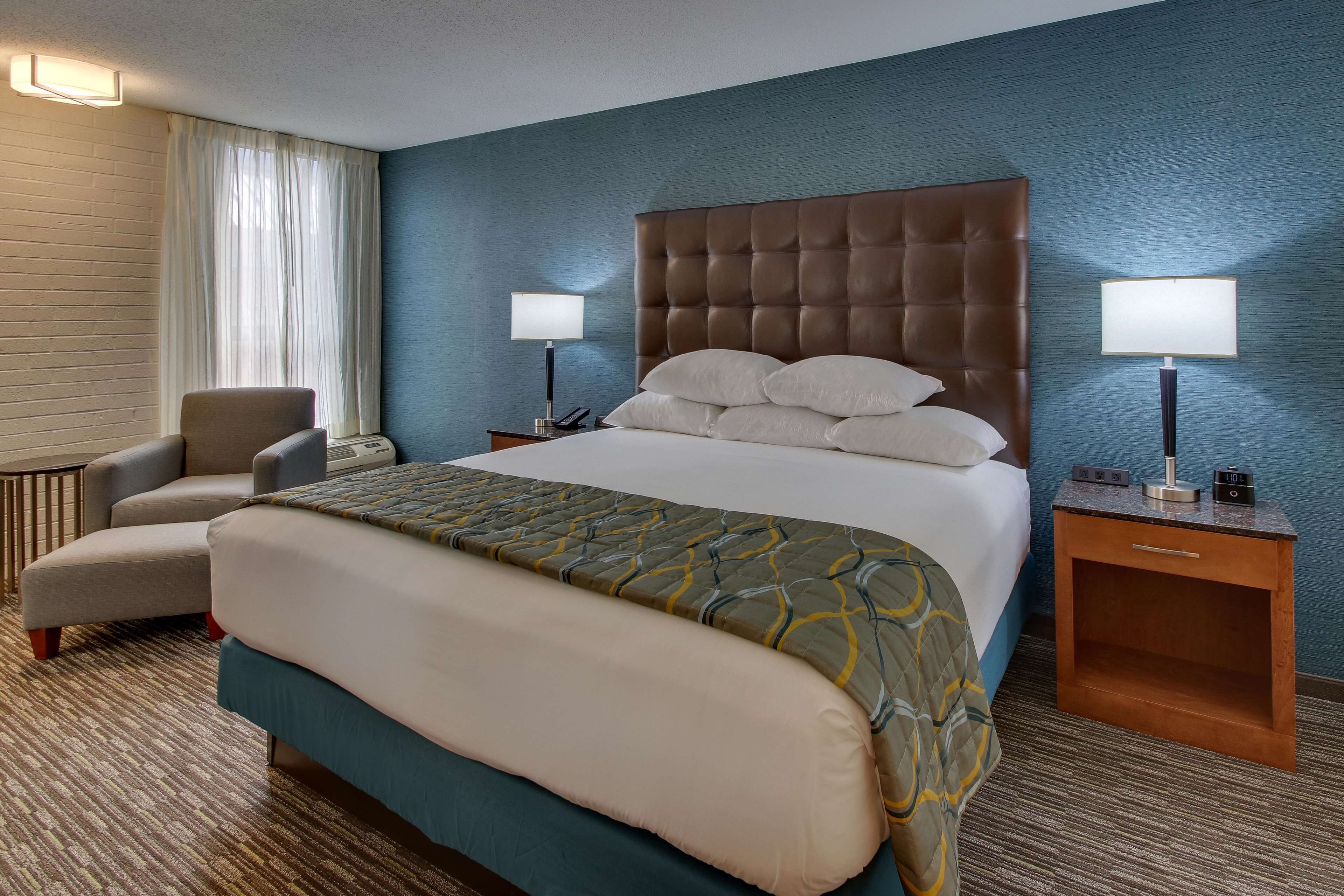 Skrivbord, mörkläggningsgardiner, strykjärn/strykbräda och extrasängar