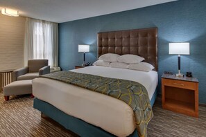 책상, 암막 커튼, 다리미/다리미판, 간이 침대