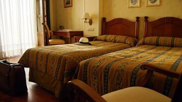 Een minibar, een kluis op de kamer, individueel gedecoreerd, een bureau