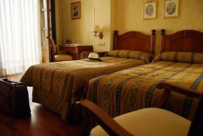 Minibar, in-room safe, individually decorated, desk - Hotel Condesa de Chinchón (Chinchon)