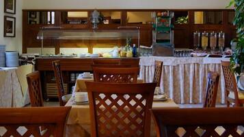 Petit déjeuner buffet (10 EUR par personne)