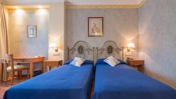 Een minibar, een kluis op de kamer, individueel gedecoreerd, een bureau