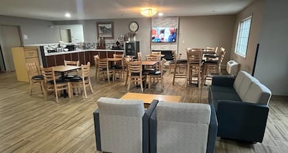 Days Inn & Suites by Wyndham Williamsburg IA North