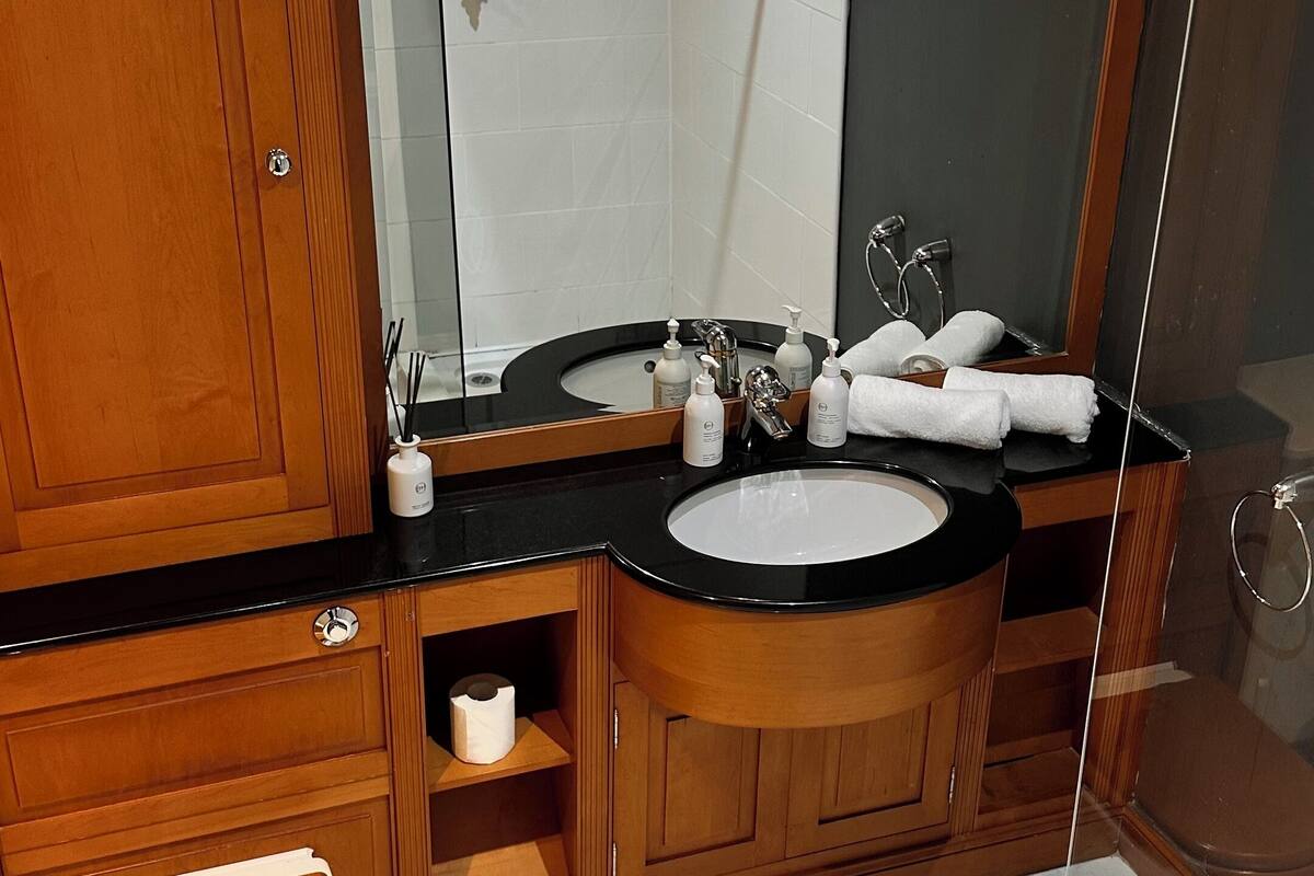 arley suite | bathroom | combined shower/bathtub, deep-soaking bathtub, rainfall showerhead