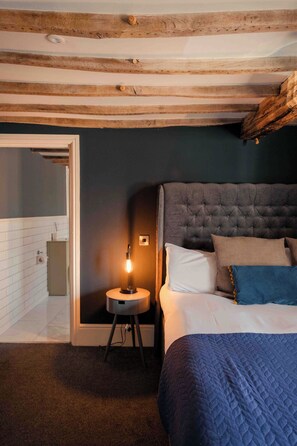 Capesthorne Suite | Premium bedding, individually decorated, individually furnished, desk - The Vicarage Freehouse & Rooms (Crewe)