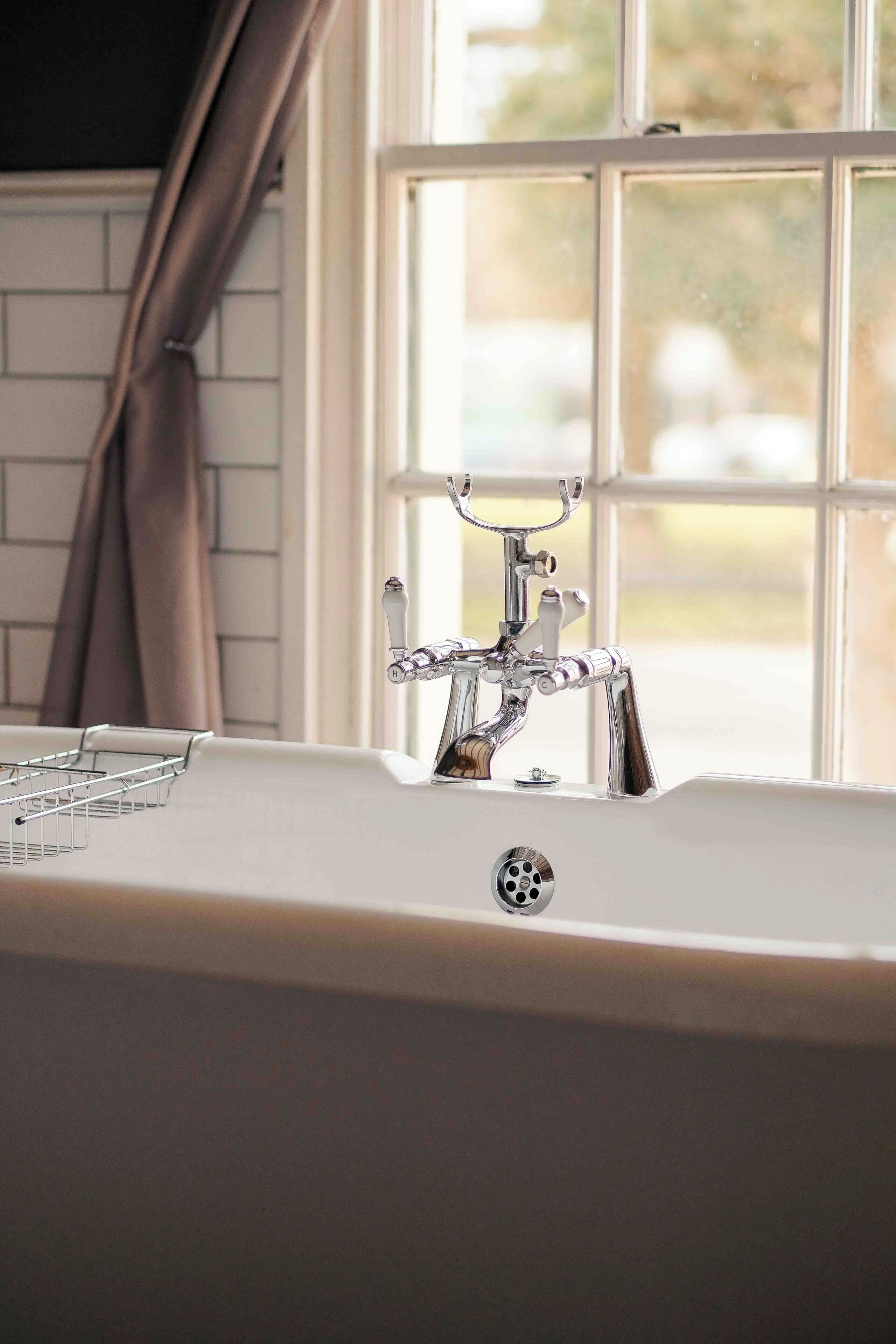 capesthorne suite | bathroom | combined shower/bathtub, deep-soaking bathtub, rainfall showerhead