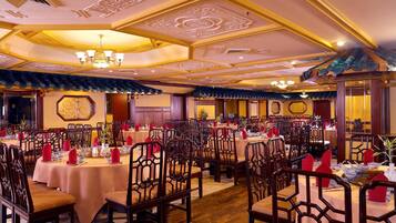 3 restaurants, lunch, dinner served; American cuisine