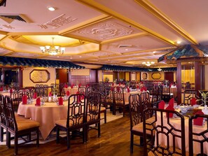 3 restaurantes; se sirve almuerzo y cena; cocina americana