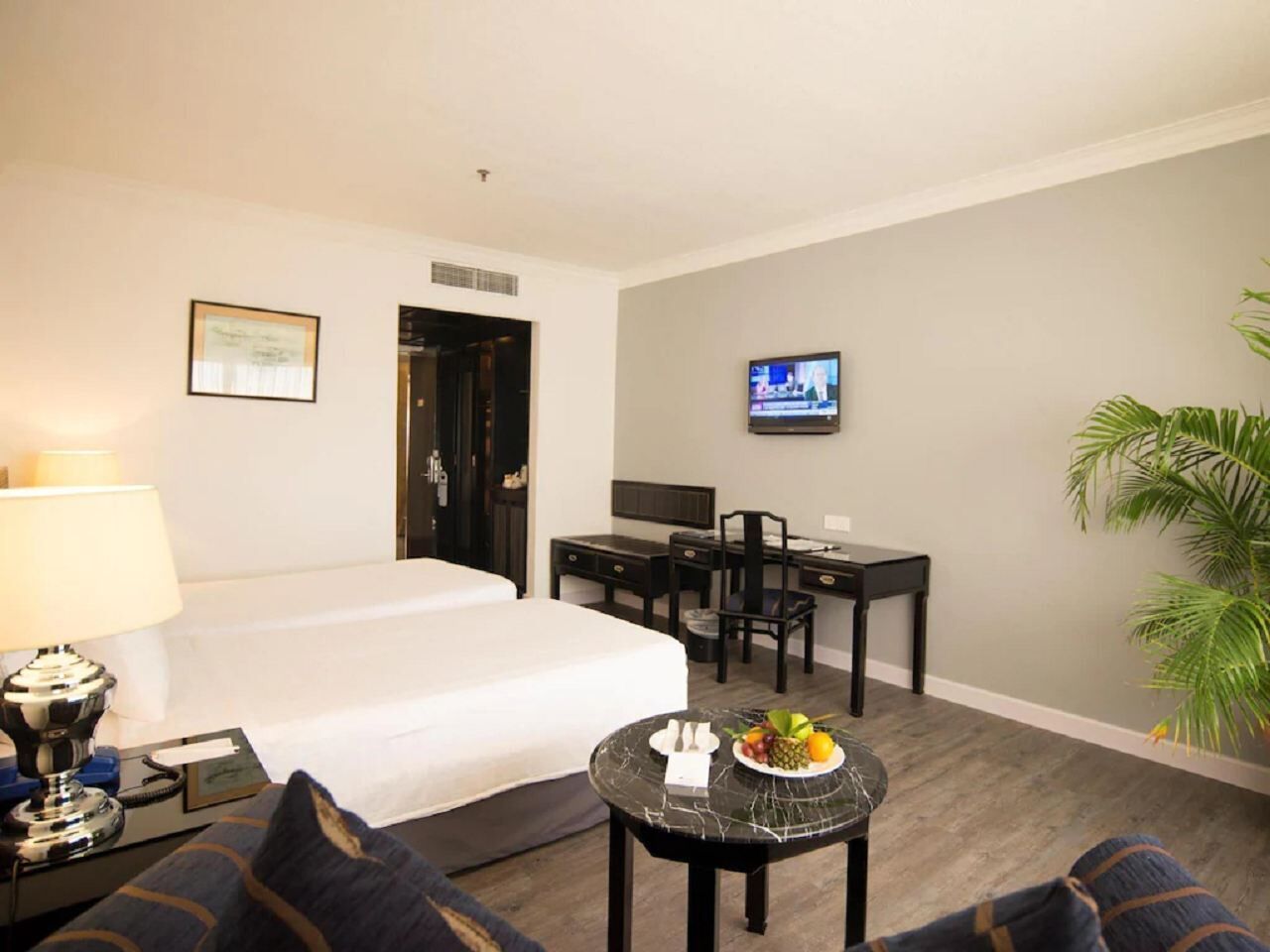 1 chambre, minibar, coffres-forts dans les chambres, bureau