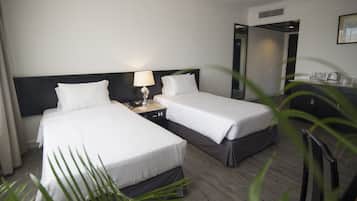 Family Suite | 1 bilik tidur, bar mini, peti besi dalam bilik, meja