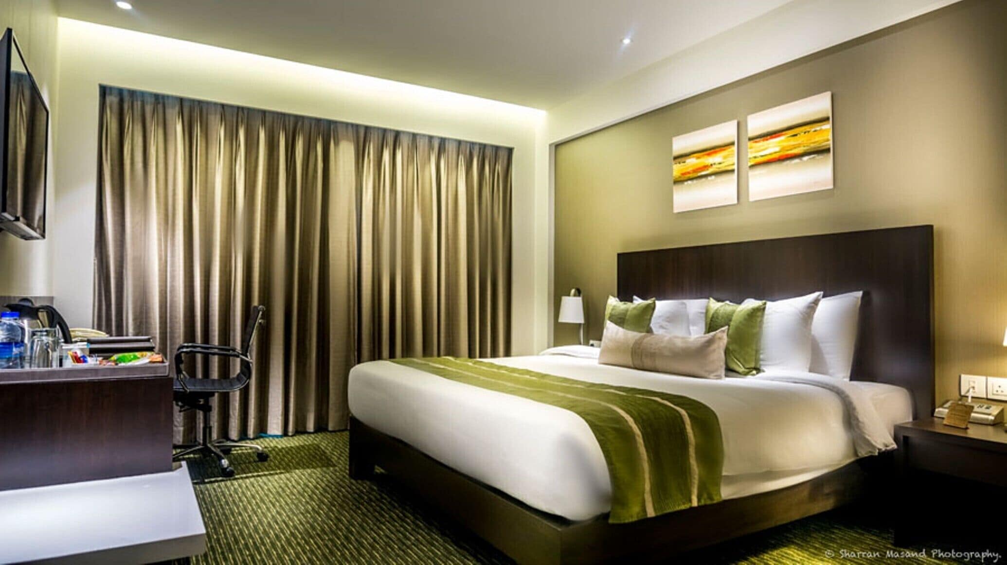 Ropa de cama de alta calidad, edredones de plumas, minibar y caja fuerte
