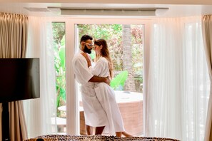 Honeymoon kamer | Een kluis op de kamer, verduisterende gordijnen, geluiddichte muren