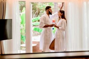Honeymoon kamer | Een kluis op de kamer, verduisterende gordijnen, geluiddichte muren