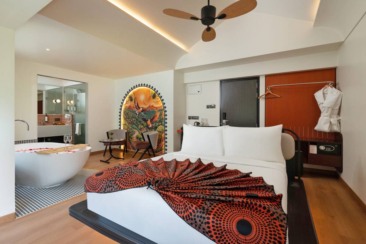 خزنة داخل الغرفة وستائر تعتيم وتجهيزات عازلة للصوت ومكواة/لوح كي