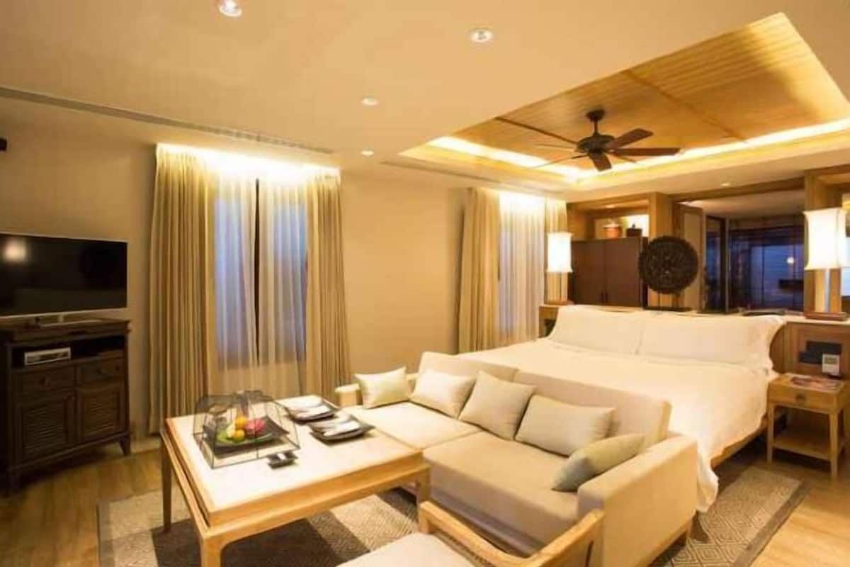 2 bedrooms, premium bedding, free minibar items, in-room safe