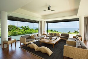 Six-Bedroom Ocean View Residence | Wohnzimmer