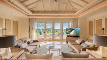 Signature-Villa, Balkon | Wohnbereich | 37-Zoll-LCD-Fernseher mit Satellitenempfang, Fernseher, Kamin