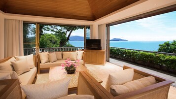 7 Bedroom Ocean Front Residence (RV5) | 거실 | 위성 채널 시청이 가능한 37인치 LCD TV, TV, 벽난로