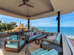 Villa Standard, balcon | Coin séjour | Télévision LCD, cheminée, lecteur de DVD, chauffage par le sol