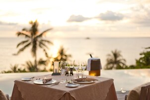 3 restaurants, breakfast, lunch, dinner served; international cuisine