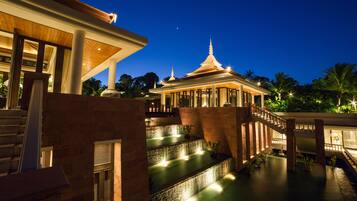 Una piscina al aire libre, sombrillas, tumbonas
