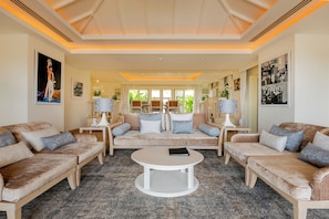Villa Signature, balcon | Coin séjour | Télévision LCD, cheminée, lecteur de DVD, chauffage par le sol