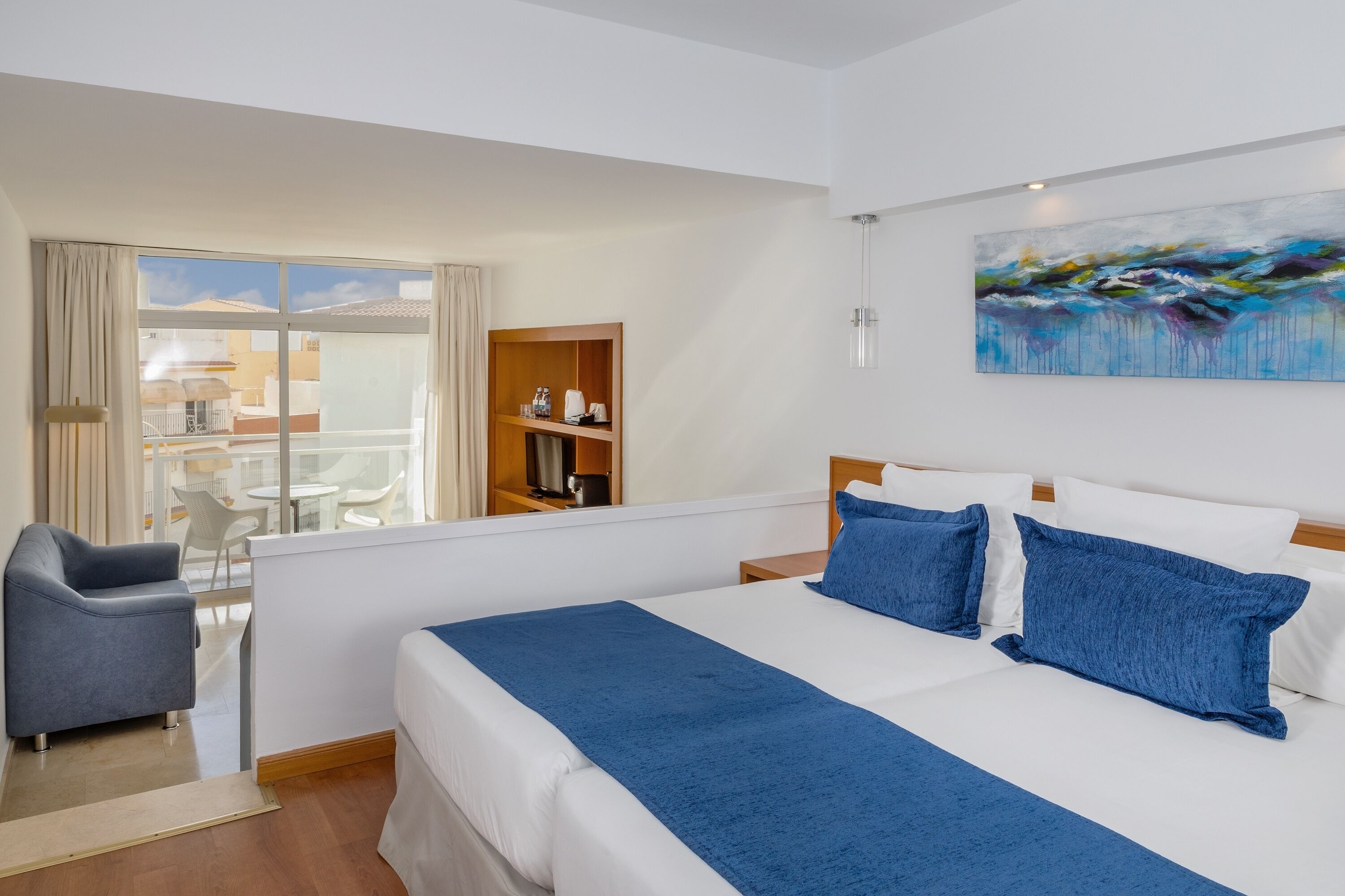 Minibar, skrivebord, blendingsgardiner og wi-fi (inkludert)