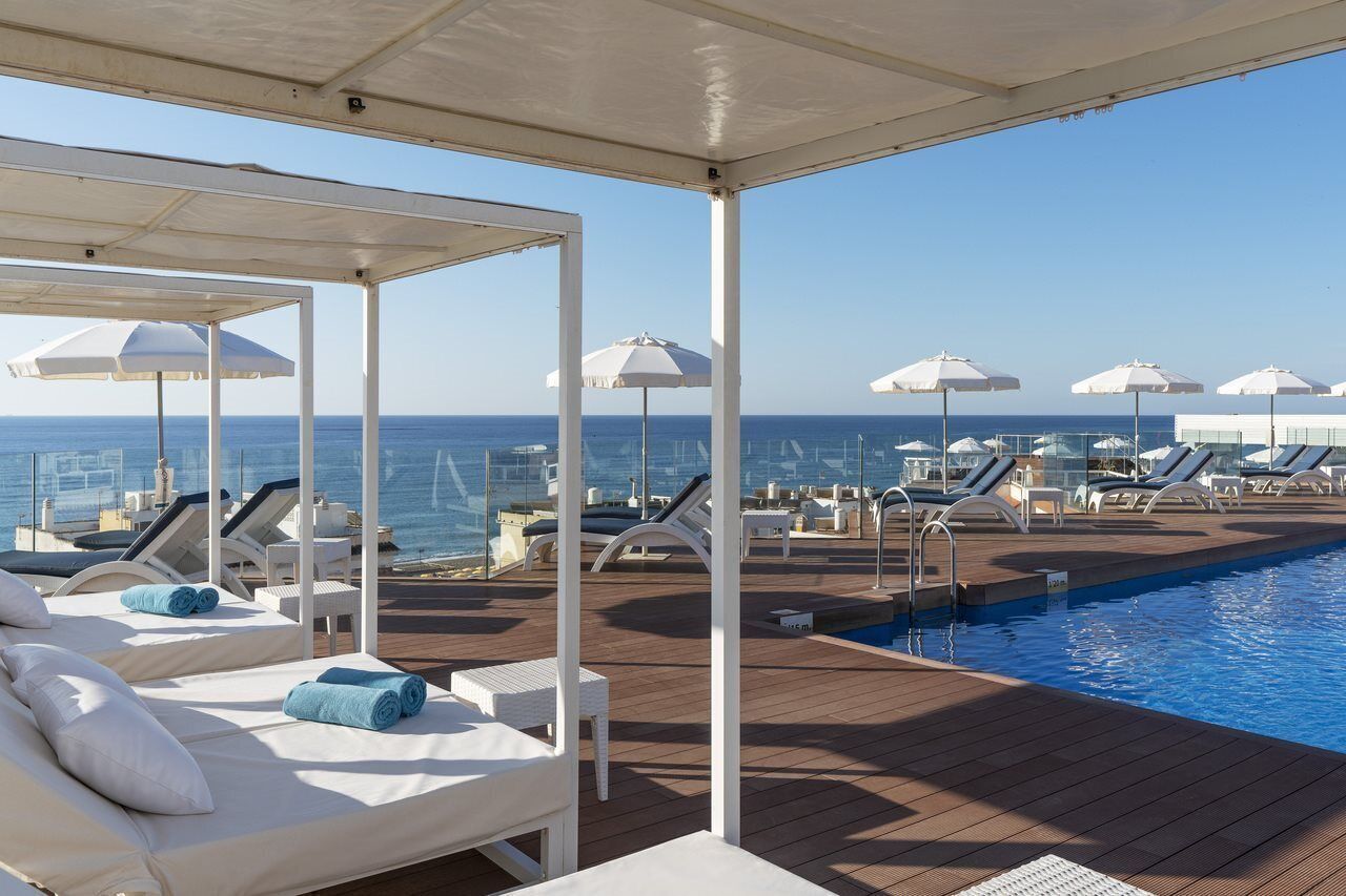 2 Außenpools, Sonnenschirme, Liegestühle