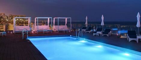 2 ulkouima-allasta, aurinkovarjoja, aurinkotuoleja