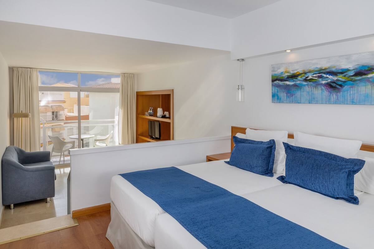 Minibar, skrivebord, blendingsgardiner og wi-fi (inkludert)