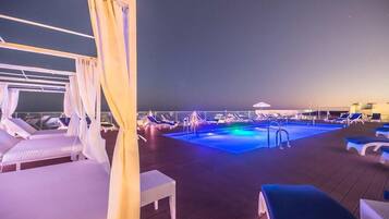 2 Außenpools, Sonnenschirme, Liegestühle